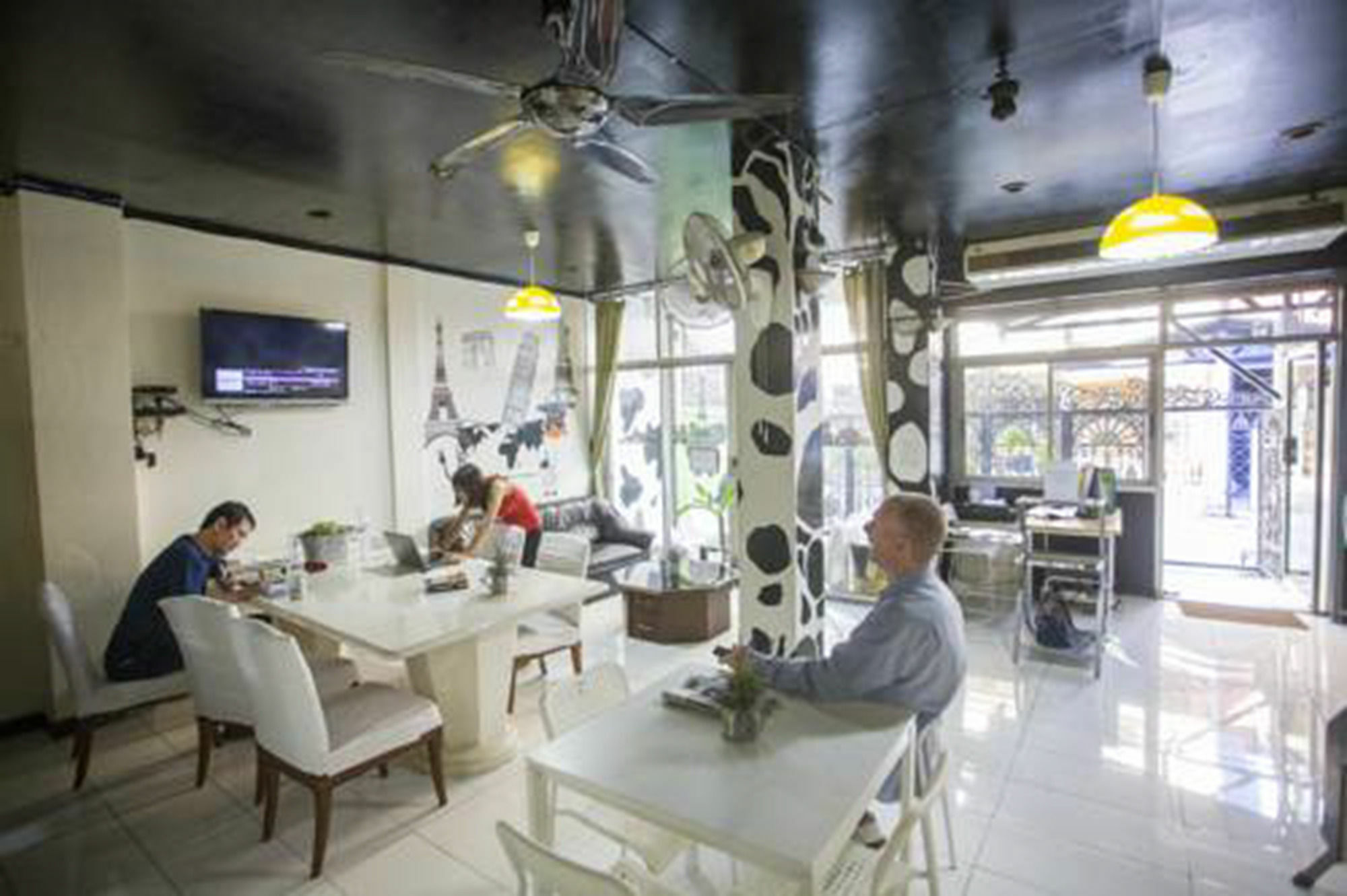 Mad Cow Hostel Bangkok Bagian luar foto